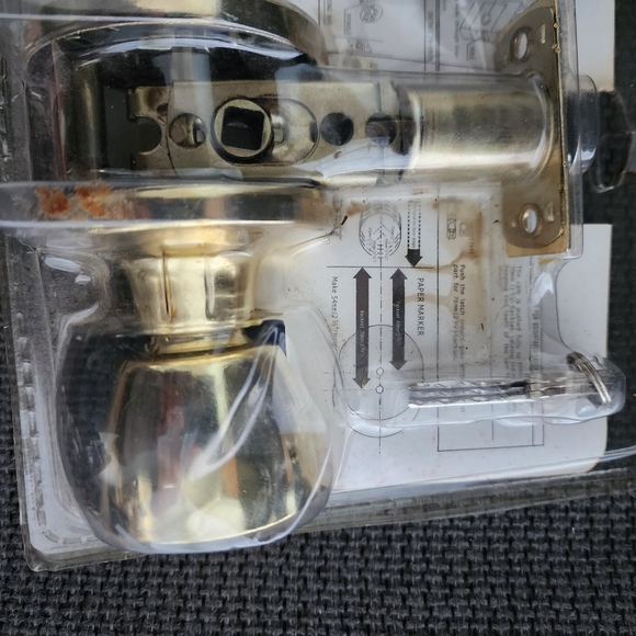 Keyed Entry Door Knob Lock, Brass Finish 3 keys included - Picture 3 of 7